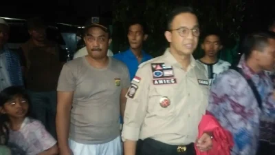 Anies Baswedan melihat kondisi banjir di Rawa Terate