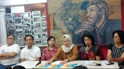 Massa melakukan aksi mengenang Munir Said Thalib