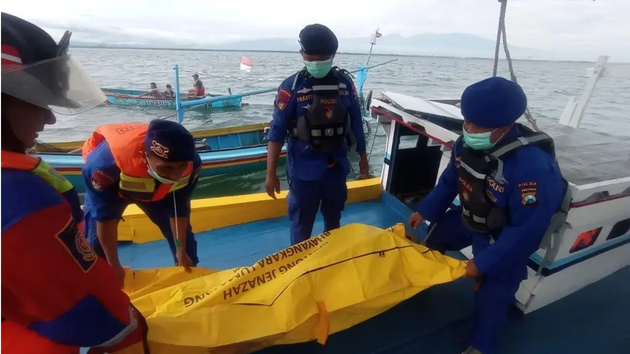 Evakuasi jasad nelayan oleh Basarnas Bandung