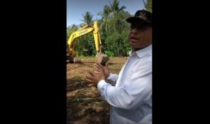 Kades Karama Rintis Lapangan Sepak Bola Gunakan Uang Pribadi