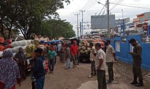 Satpol PP Awasi Bongkar Muat di Pasar Sentral Bulukumba