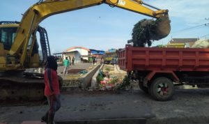 Bupati Bulukumba Turunkan Alat Berat Pribadi Bersihkan Saluran Air yang Tersumbat