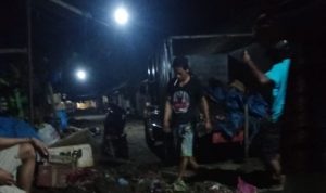 Kepala Pasar Sentral Bulukumba Terjun Langsung Bersihkan Sampah