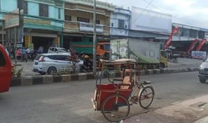 Bandel, Bongkar Muat di depan Toko Gunung Sari Bulukumba Macetkan Jalan