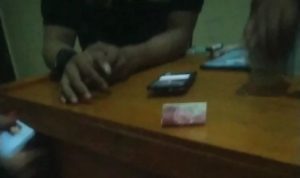 Beredar Video Cewek Open BO Diduga Serahkan Uang Sogokan ke Oknum Satpol PP Bulukumba