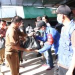 Jelan Lebaran, Andi Utta Bagi Bingkisan ke Petugas Pengendali Banjir