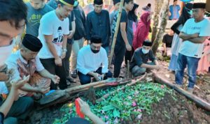 Andi Edy Manaf Hadiri Pemakaman Almarhum Kades Benteng Malewang