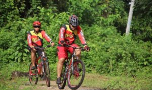 Brimob Yon C Laksanakan Gowes Kamtibmas Telusuri Kampung Palakka-Cabalu