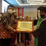 Andi Utta Terima Penghargaan dari STIMIK Handayani Makassar