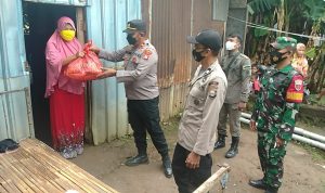 Aksi Peduli Polsek Barombong Kawal Penyaluran Bansos Dari Pemerintah pada Warga Prasejahtera