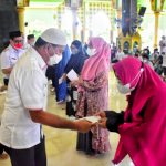 Tepati Janji, Andi Utta Kembali Serahkan Gajinya kepada Guru Mengaji dan Imam Masjid