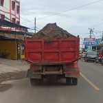 Tak Pakai Penutup, Truk Pengangkut Pasir di Bulukumba Resahkan Pengendara Motor      
