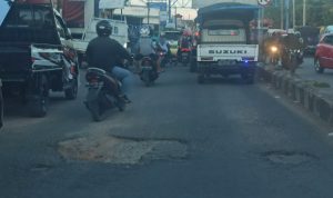 Hati-hati Melintas di Depan Pasar Sentral Bulukumba, Banyak Jalan Berlubang
