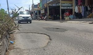 Jalan Rusak Depan Rumah Wabup Bulukumba