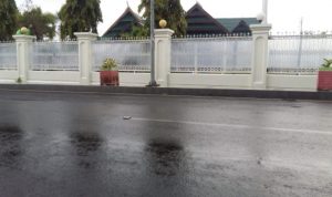 Warga Soroti Pagar Rujab Bupati Bulukumba yang Diberi Penutup 