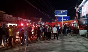 Kebakaran Bank Mandiri Bulukumba Jadi Tontonan, Warga Dinilai Hambat Tugas Damkar