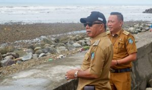 Andi Utta Didampingi Camat Ujung Bulu Tinjau Pembuangan Air yang Tersumbat 