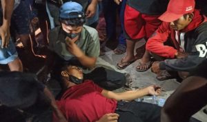 Lagi Cat Trotoar, Petugas BPBD Bulukumba Ditabrak Pengendara Motor Sampai Pingsan