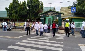 Cegah Lakalantas Pelajar, Polisi Lalulintas Rutin Lakukan Pengaturan di Depan Sekolah di Bulukumba 