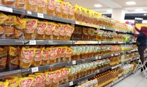 Polisi Kecolongan, Banyak Pengecer Jual Minyak Goreng di Atas Harga