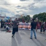 Warga Pantai Merpati Belum Menyerah , Kembali Kepung Kantor Bupati 