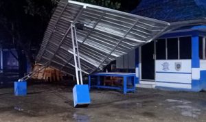 Hujan Deras Robohkan Pos Lantas Depan Stadion Mini Bulukumba