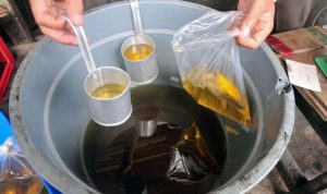 pedagang mengemas minyak goreng curah di pasar tradisional jalan 160214182119 422 1 717x445