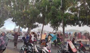 Hujan Warnai Shalat Idul Fitri di Lapangan Desa Bontonyeleng Bulukumba