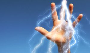 menyeberang lewati pembatas jalan wisnu tewas tersengat listrik