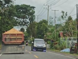 Warga Minta Polisi Tilang Truck Pengangkut Material Tambang Galian C Tanpa Terpal Penutup