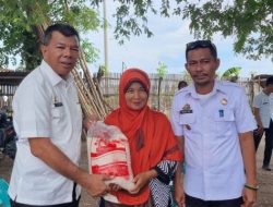 Andi Utta Bagi-bagi Beras di Situbaru 