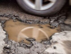 Jalan Berlubang di Bulukumba Ancam Pengendara