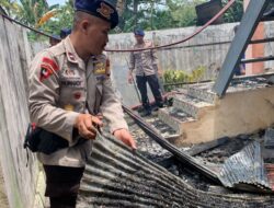 Ringankan Beban Korban Kebakaran, Tim Brimob Bone Turun Bantu Bersihkan Puing-puing 