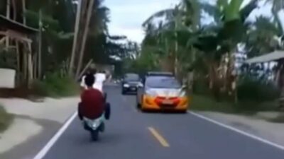 Dua Remaja di Bulukumba Pamer Aksi Freestyle Motor Pas Depan Mobil Patroli Polisi 
