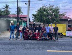 Karang Taruna 45 Tanah Harapan dan KKN Tematik Universitas Muhammadiyah Bulukumba Bagi-bagi Takjil