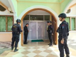 Dengan Bersenjata Lengkap, Brimob Sasar Gereja-gereja Bone 