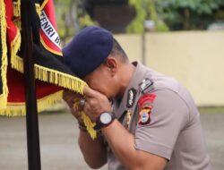 Tradisi Sangkur Pora Warnai Acara Tradisi Pelepasan Personel Brimob Bone Mutasi ke Dinas Umum