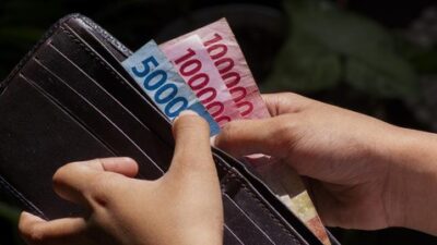ilustrasi dompet berisi uang rupiah 169