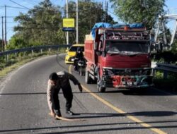 Jadi Penyebab Kecelakaan, Perwira Polisi ini Bersihkan Tumpahan Batu Krikil di Jalan