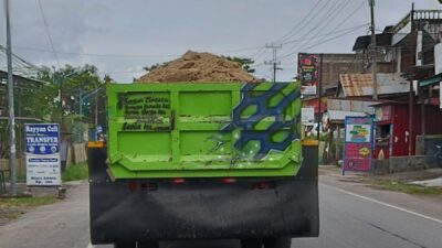 Truk Pengangkut Tanah Tanpa Terpal Penutup Melenggang Bebas di Bulukumba, Jalan Ikut Dirusak