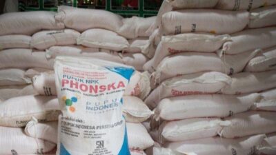 ilustrasi pupuk bersubsidi untuk petani yang punya kartu tani