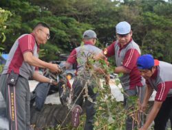 Ratusan Anggota Polisi  Bersihkan Sampah di Pantai Merpati Bulukumba 