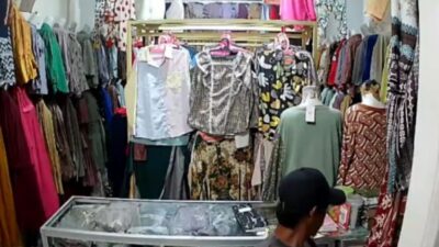Terekam CCTV Pencuri  Beraksi Didalam  Toko Baju di Kota Bulukumba