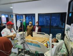 Istri Bupati Bulukumba Andi Herfida Muchtar Jenguk Anggota Pramuka Korban Kecelakaan