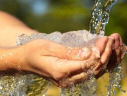 Apakah Persentuhan Kulit Perempuan dan Laki-laki Membatalkan Wudhu?