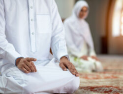 Hukum Shalat Berjamaah dengan Pacar