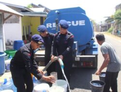 Kekeringan , Brimob Bersama PDAM dan Dinsos Bantu air Bersih Warga