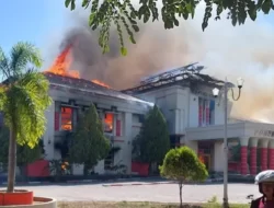 Kantor Bupati Puhuwato Dibakar Pendemo