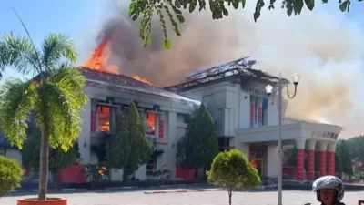 kantor bupati pohuwato dibakar demonstran