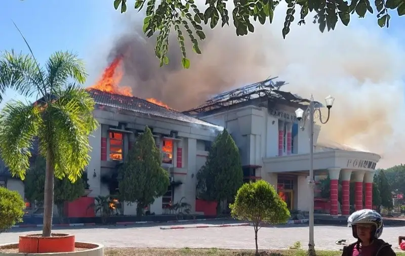 kantor bupati pohuwato dibakar demonstran